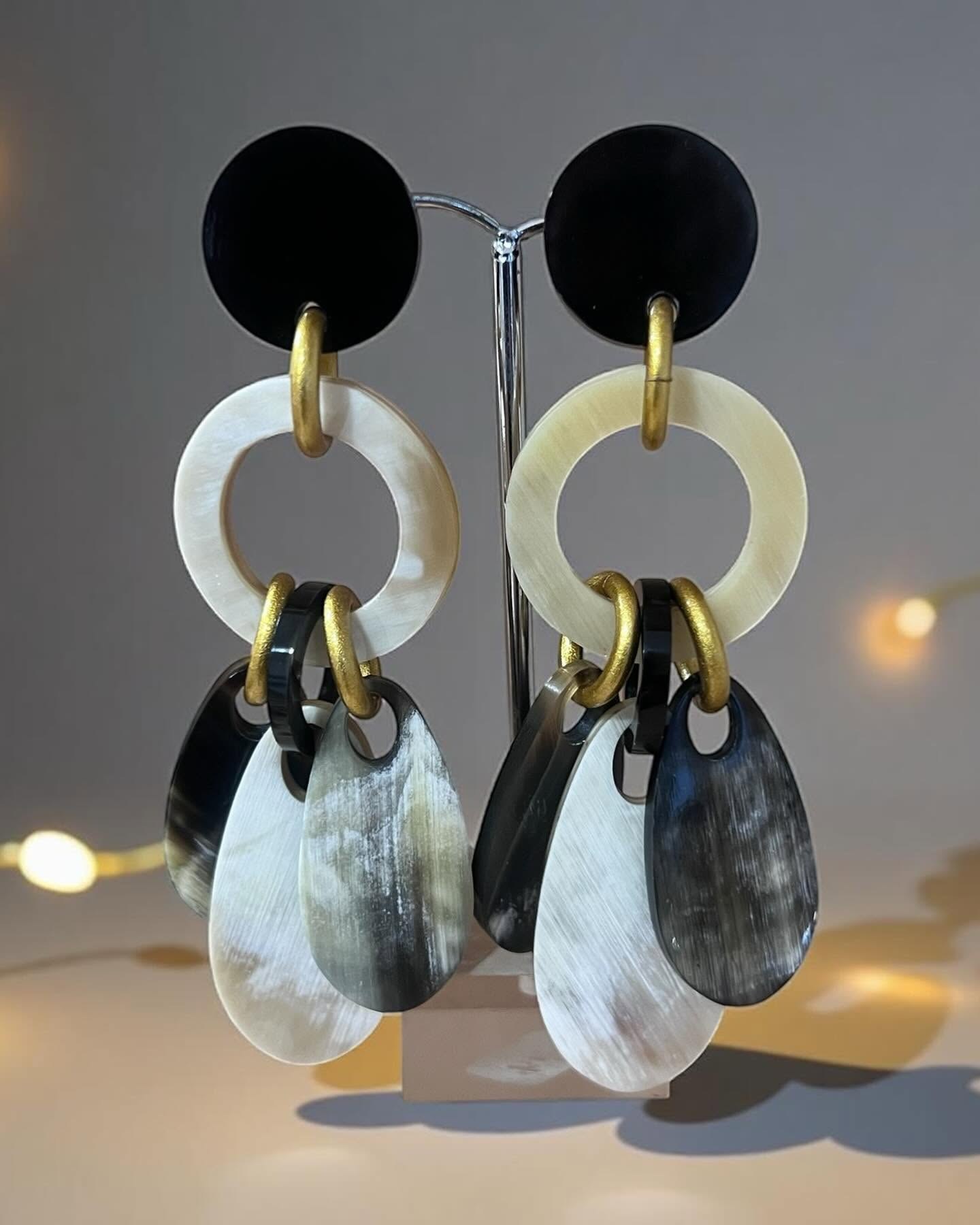 Orecchini L'OR in corno con bottone nero, cerchio avorio e gocce sfumate, anelli dorati, su espositore metallico