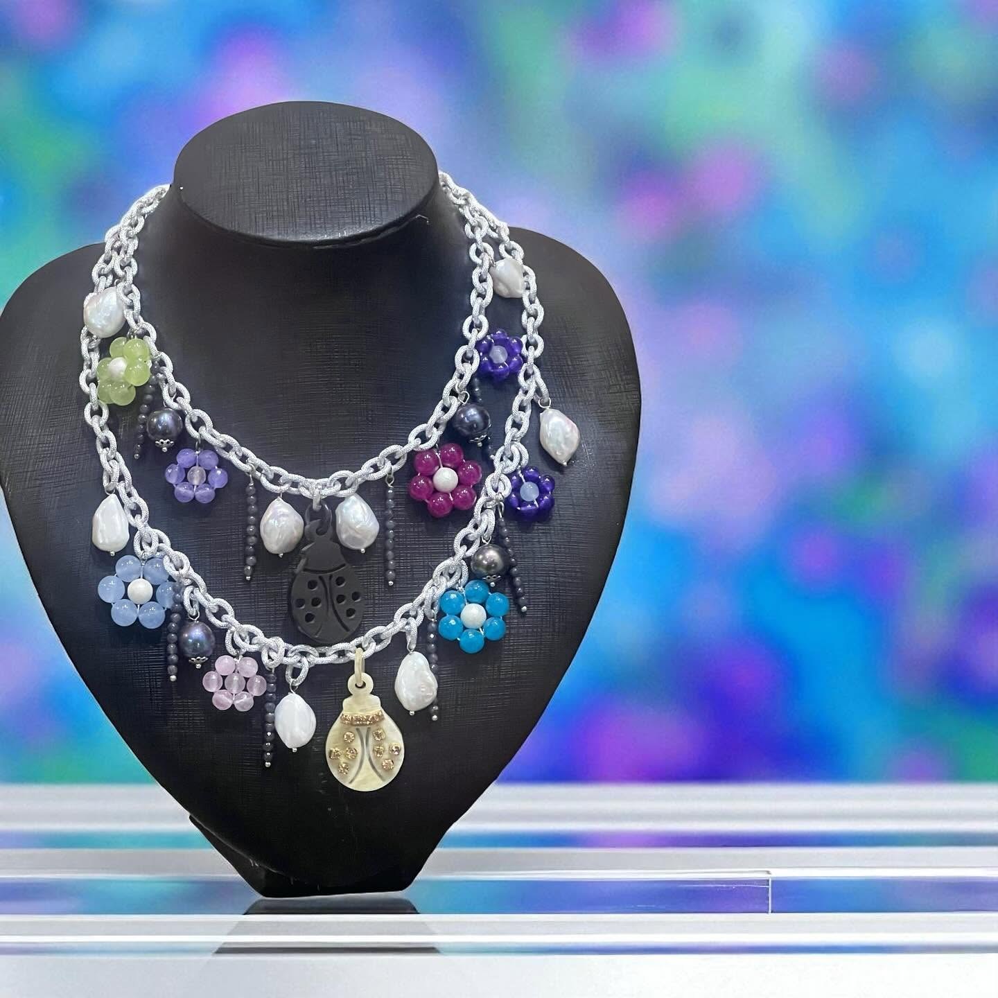 Collana a doppia catena argentata con perle barocche, fiorellini di perline colorate e due coccinelle su busto nero